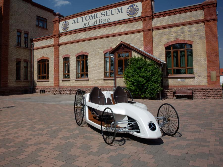  Mercedes-Benz F-Cell Roadster Concept 2009 года  (фото 3 из 23)